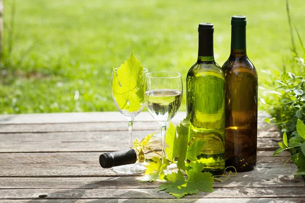 Botellas Vino Blanco Sobre Mesa Madera Naturaleza Muerta Aire Libre —  Fotos de Stock