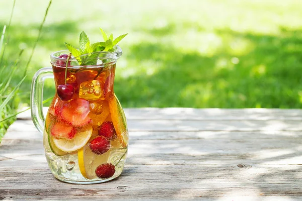 Ev yapımı sangria yaz meyve ve çilek ile. Açık. Senin metin için ile yer