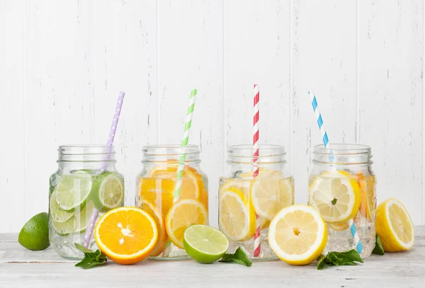 新鲜柠檬水罐子与夏天果子在白色木质背景 — 图库照片