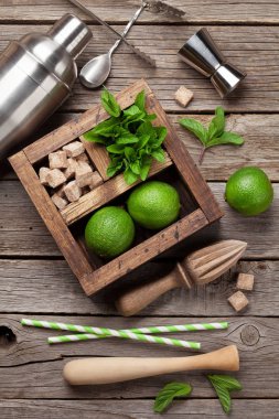 Mojito kokteyl malzemeler ve bar aksesuarları kutusu ahşap masa üzerinde. Üstten görünüm