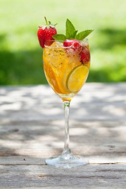 Ev yapımı sangria yaz meyve ve çilek cam ile. Açık