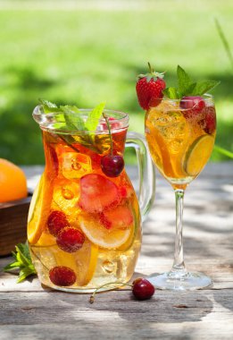 Ev yapımı sangria yaz meyve ve çilek ile. Açık