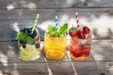 Taze limonata kavanoz yaz meyve ve çilek ile
