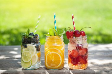 Taze limonata kavanoz yaz meyve ve çilek ile