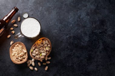 Lager bira ve fındık taş masada. Kopya alanı ile Üstten Görünüm