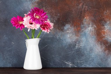 Taş duvar önünde gerbera çiçekleri. Senin metin için ile yer