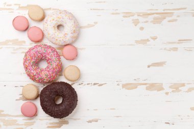 Macaroons ve ahşap masa üzerinde çörekler. Metin alanı olan Üstten Görünüm