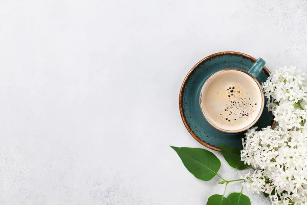 Bunga Ungu Putih Dan Cangkir Kopi Atas Latar Belakang Batu — Stok Foto