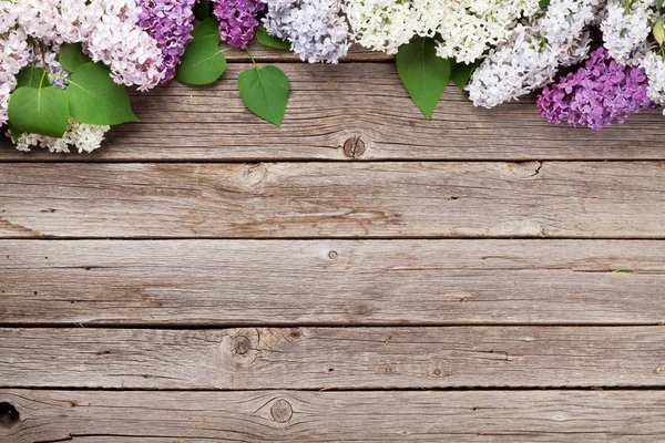 Flores Colores Lila Sobre Fondo Madera Vista Superior Con Espacio — Foto de Stock