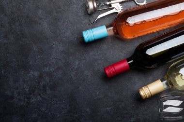 Kırmızı, gül ve beyaz şarap şişeleri. Metin alanı olan üstten görünüm