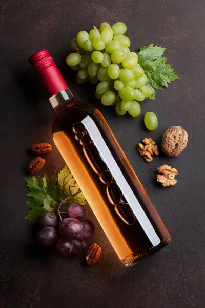 Şarap, üzüm ve fındık. Üstten görünüm