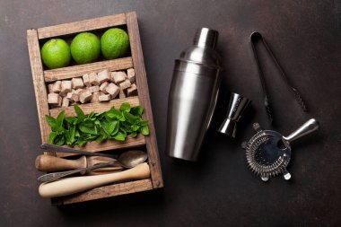 Mojito kokteyl malzemeler ve bar aksesuarları kutusu taş masada. Üstten görünüm