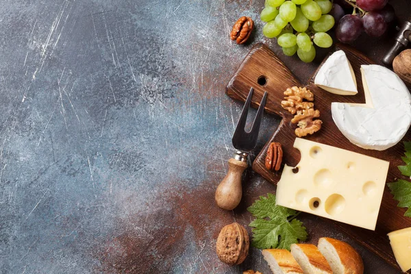 Peynir tabağı üzüm ve fındık gri taş zemin üzerine ile Top senin metin için yer manzaralı