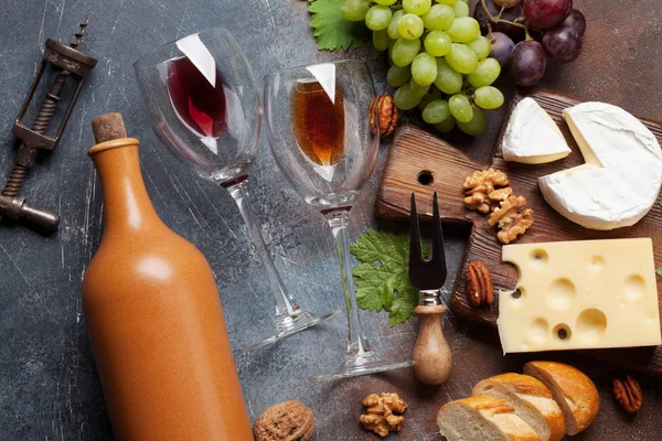 Wein Trauben Nüsse Und Käse Auf Steingrund Ansicht Von Oben — Stockfoto