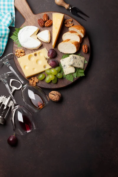 葡萄酒 面包和奶酪 具有文本空间的顶部视图 — 图库照片