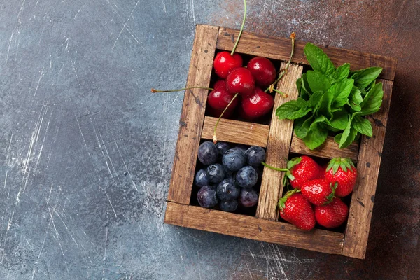 Frisse Zomer Bessen Vak Kersen Bosbessen Aardbeien Munt Bovenaanzicht Met — Stockfoto