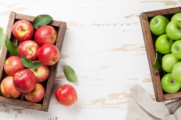 Pommes Mûres Vertes Rouges Dans Une Boîte Bois Vue Dessus — Photo