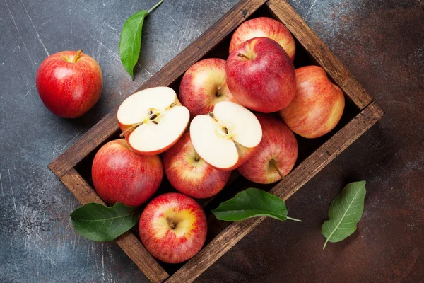 木箱に熟した赤いリンゴ トップ ビュー — ストック写真