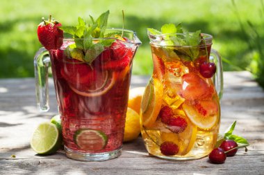 Ev yapımı limonata veya sangria yaz meyve ve çilek ile. Açık