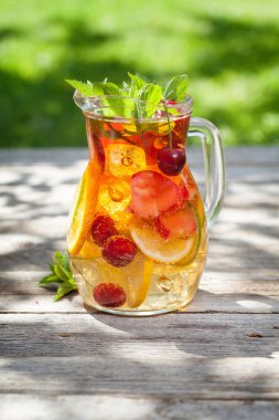 Ev yapımı limonata veya sangria yaz meyve ve çilek ile. Açık
