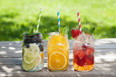 Taze limonata kavanoz yaz meyve ve çilek ile