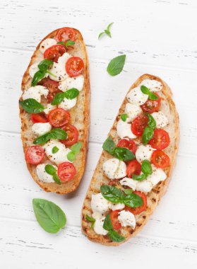 Caprese bruschetta tost domates, mozzarella ve fesleğen ile. Üstten Görünüm