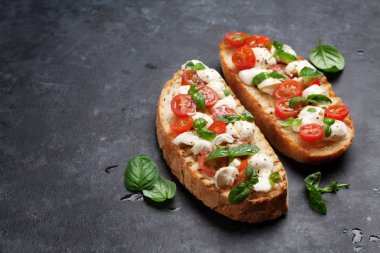 Caprese bruschetta tost domates, mozzarella ve fesleğen ile. Senin metin için ile yer
