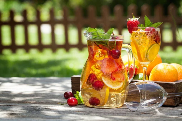 Limonada Casera Sangría Con Frutas Bayas Verano Aire Libre Con — Foto de Stock