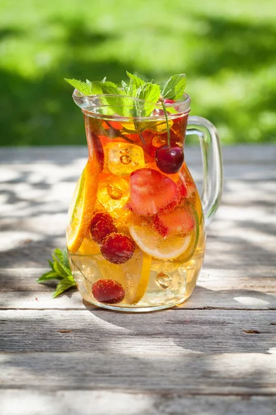 Ev yapımı limonata veya sangria yaz meyve ve çilek ile. Açık