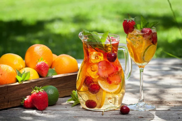 Limonata Fatta Casa Sangria Con Frutta Estiva Bacche All Aperto — Foto Stock