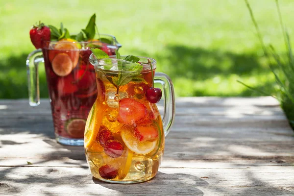 Ev yapımı limonata veya sangria yaz meyve ve çilek ile. Açık. Senin metin için ile yer