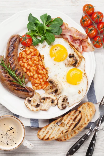 Engels Ontbijt Gebakken Eieren Worst Spek Bonen Toast Tomaten Koffiekopje — Stockfoto