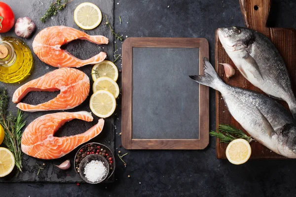 Filet Saumon Cru Dorado Avec Des Épices Cuire Sur Planche — Photo