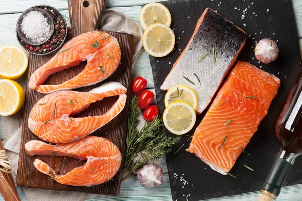 Bifes Peixe Salmão Cru Filé Com Especiarias Cozinhando Tábua Corte — Fotografia de Stock