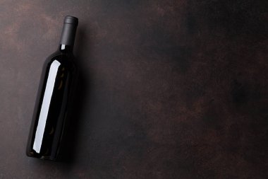 Kırmızı şarap şişesi. Metin alanı olan üstten görünüm