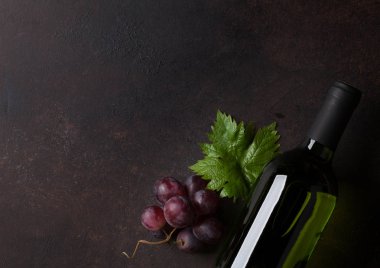 Şişe şarap ve üzüm. Metin alanı olan üstten görünüm