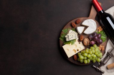Şarap, peynir, üzüm, ekmek ve fındık. Metin alanı olan üstten görünüm