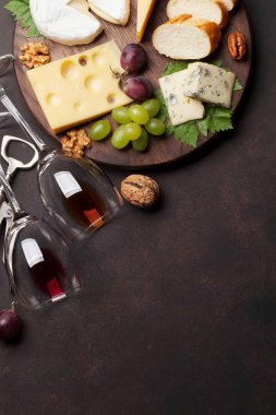 Şarap, üzüm, fındık, ekmek ve peynir. Metin alanı olan üstten görünüm