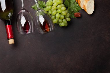 Şarap, üzüm, fındık ve ekmek. Metin alanı olan üstten görünüm