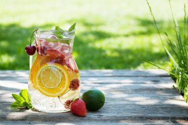 Ev yapımı sangria yaz meyve ve çilek ile. Açık. Senin metin için ile yer