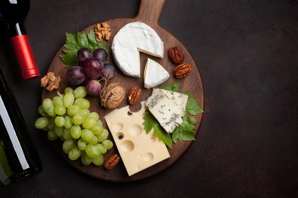 Şarap Peynir Üzüm Fındık Metin Alanı Olan Üstten Görünüm — Stok fotoğraf