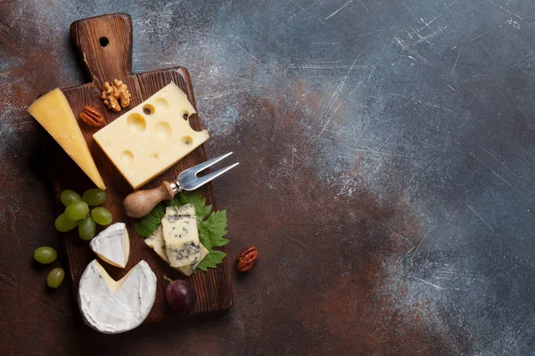 Kaasplank Met Druiven Noten Wijn Snaks Bovenaanzicht Met Ruimte Voor — Stockfoto