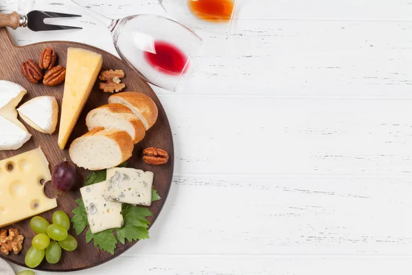 Wijn Kaas Druif Brood Noten Bovenaanzicht Met Ruimte Voor Tekst — Stockfoto