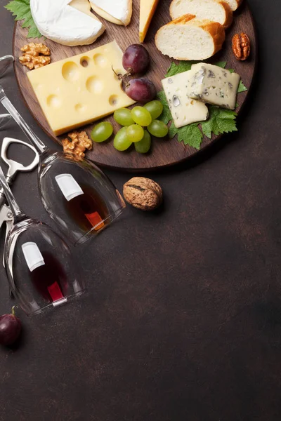 Wein Trauben Nüsse Brot Und Käse Ansicht Von Oben Mit — Stockfoto