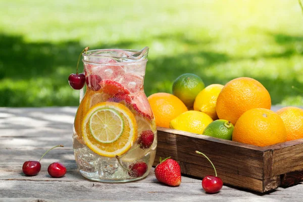 Sangría Casera Con Frutas Bayas Verano Sobre Mesa Madera —  Fotos de Stock