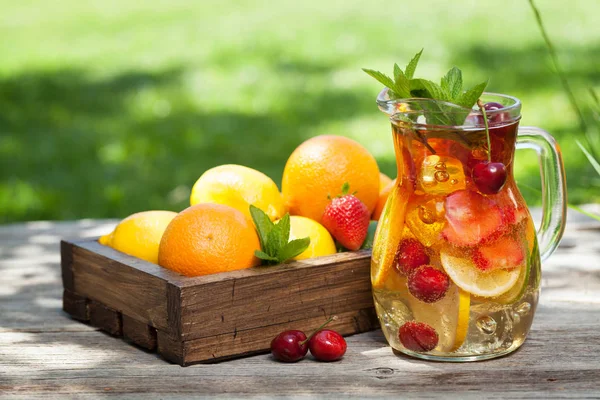 自制的桑格里亚与夏季水果和浆果在木桌上 — 图库照片
