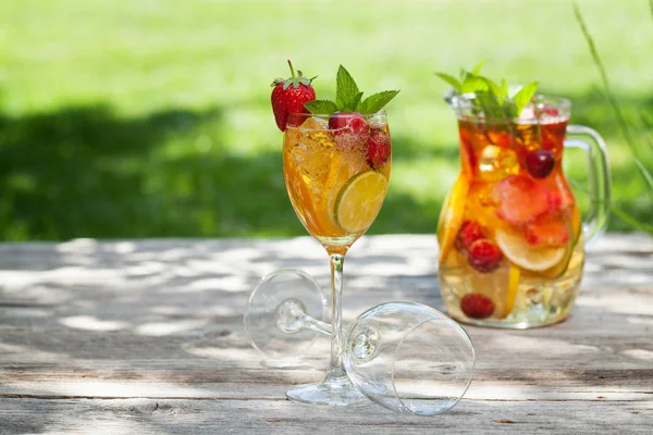 Sangria Fatta Casa Con Frutta Estiva Bacche All Aperto Con — Foto Stock