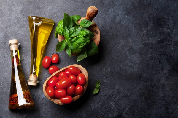 İtalyan mutfağı. Fesleğen ve domates yemek. Üstten görünüm ile tarifi için yer