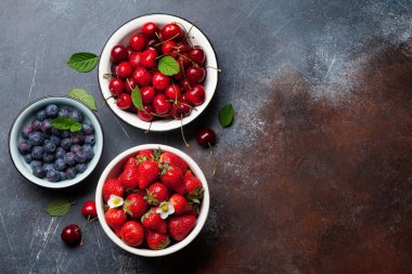 Taze yaz kiraz, böğürtlen ve çilek kase. Metin alanı olan üstten görünüm