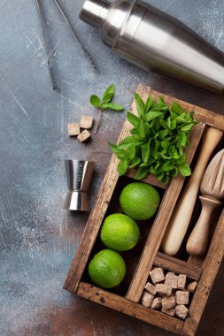 Mojito kokteyl malzemeler ve bar aksesuarları kutusu taş masada. Kopya alanı ile üstten görünüm